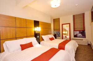 una habitación de hotel con 2 camas en una habitación en Hotel Five44 en Nueva York