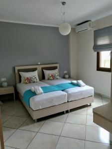Un pat sau paturi într-o cameră la Villa Dimitris