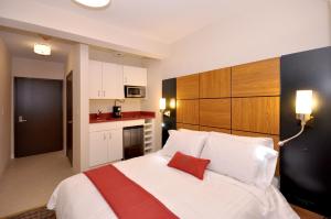 1 dormitorio con 1 cama blanca grande y cocina en Hotel Five44 en Nueva York