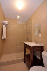 Ett badrum på Hotel Five44
