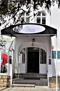 Casa Fusion Hotel Boutique في لاباز: مدخل لمبنى عليه لافته
