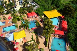 an overhead view of a resort with pools and umbrellas at Sol das Caldas - Achei Férias in Caldas Novas