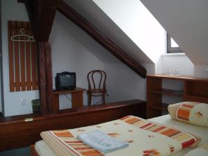Postel nebo postele na pokoji v ubytování Restaurace a Penzion Česká Hospoda