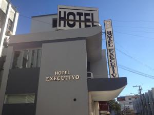 un signo exclusivo de hotel en el lateral de un edificio en Hotel Executivo, en São Borja