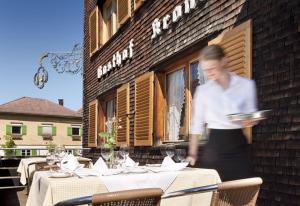 Un restaurante o sitio para comer en Krone Hittisau - Hotel & Restaurant im Bregenzerwald
