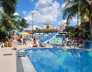 una gran piscina con un tobogán en un complejo en Aguas da Serra - Achei Ferias, en Caldas Novas