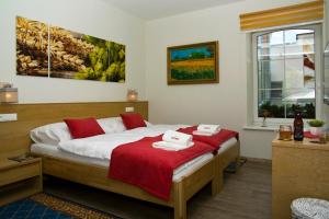 Un pat sau paturi într-o cameră la Penzión Minipivovar Tatras
