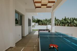 - une table de ping-pong dans une pièce avec vue dans l'établissement Villa Despoina, à Paphos
