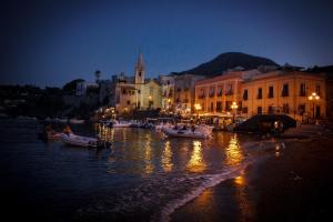 un grupo de barcos en un río por la noche en Appartamento a pochi passi dal mare, en Canneto