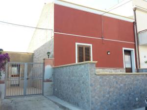 パチェーコにあるDatterinaの石垣・柵の赤い家