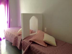 um quarto com duas camas e um arco na parede em Heraklion Gortyn Phaistos House em Mitrópolis mais 30 fotografias