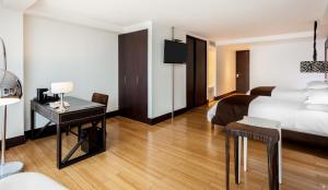 Cama ou camas em um quarto em Le Parc Hotel, Beyond Stars