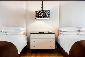 Cama ou camas em um quarto em Le Parc Hotel, Beyond Stars