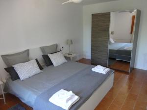 1 dormitorio con 1 cama grande y espejo en Camproig Holiday Home, en Alaró