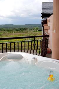 anatra di gomma in una vasca idromassaggio sul balcone di Backbrae House Luxury B&B a Lanark