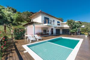 Villa con piscina frente a una casa en Casa Dos Sonhos, en Búzios