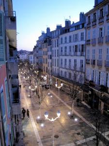 a city street with street lights and buildings at night at L'Olivaroise in Toulon