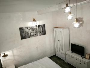 sypialnia z łóżkiem i telewizorem na ścianie w obiekcie Chic Studio in Old Town w Sybinie