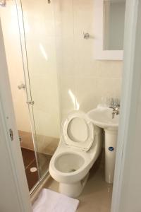 a bathroom with a toilet and a sink at Hotel Brisas del Nare in Ríohacha