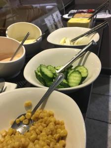 高雄的住宿－高雄河堤戀館商務汽車旅館，桌上放着一碗豆子和蔬菜