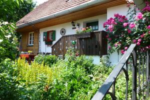 ein Haus mit einem Balkon mit Blumen darauf in der Unterkunft Altes Gehöft am Lormanberg in Kirchberg an der Raab