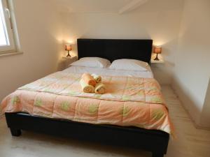 sypialnia z łóżkiem z dwoma ręcznikami w obiekcie Apartment Gregov w mieście Mošćenička Draga