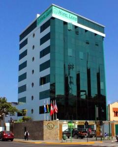 Un grand bâtiment avec un panneau en haut dans l'établissement Hotel Lexus, à Lima