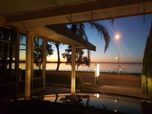 una casa con vistas al océano por la noche en Barmera Lake Resort Motel, en Barmera