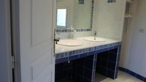 un baño con dos lavabos y un espejo en le clos du Patre, en Caromb 16 fotos más