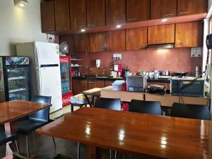 Kuchyň nebo kuchyňský kout v ubytování Hotel Kumkum