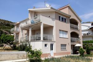 an apartment building with a balcony on the side at Apartman Dinka in Trogir