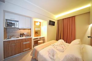 Postel nebo postele na pokoji v ubytování Astron Suites & Apartments + 13 fotografií