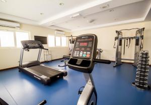 Fitness centrum a/nebo fitness zařízení v ubytování Riviera Hotel