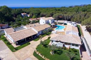 una vista aérea de una casa con piscina en Eliantos Boutique Hotel & Spa, en Santa Margherita di Pula