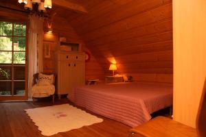Un dormitorio con una cama en una cabaña de troncos en Krolowo Apartment, en Krościenko nad Dunajcem 56 fotos más