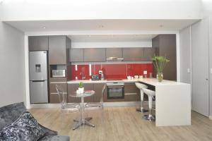 Kuchyň nebo kuchyňský kout v ubytování Urban Oasis Apartments at Paragon