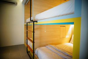 Tempat tidur susun dalam kamar di Borough Capsule Hostel Bali