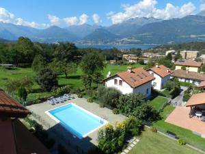 an aerial view of a house with a swimming pool at Residence Girasole Casa Rossa A in Colico