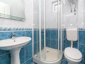 uma casa de banho com um lavatório, um WC e um chuveiro em Apartments MIK5 em Budva