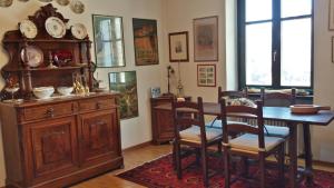 d'une salle à manger avec une table et une armoire en bois. dans l'établissement Residence Redicervinia, à Breuil-Cervinia
