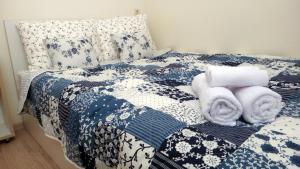 カザンにあるKolibri apartmentsの青と白のベッド(タオル付)