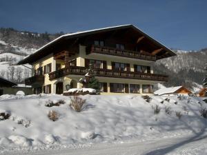 una casa grande en la nieve con nieve en Landhaus Neuwirth en Pruggern