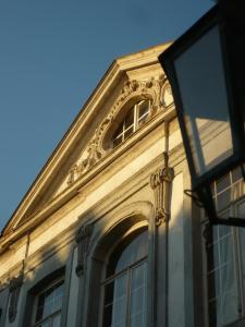 un edificio con una ventana en el lateral. en B&B The Verhaegen, en Gante
