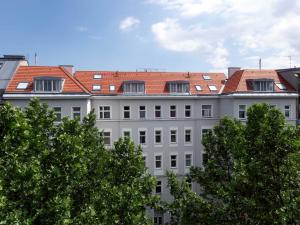 ウィーンにあるRiess Apartments Trambauerstrasse | contactless check-inの赤い屋根の白い大きな建物
