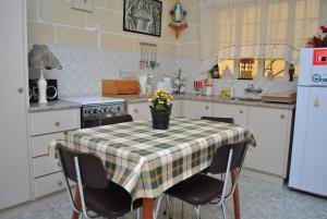 una cucina con tavolo e panna da tavola a scacchi di St Nicholas Crt a Munxar