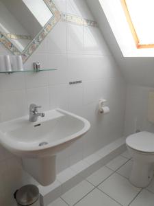 ラーボエにあるFerienwohnung-Moltrecht-1のバスルーム(洗面台、トイレ付)