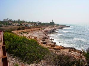 una vía de tren junto al océano en una colina en Apartamentos Marcomar 3000, en Alcossebre 50 fotos más