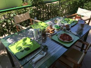 un tavolo da picnic blu con cibo sopra di B&B In Principio Vitae - L'infinito con tatto a Recanati