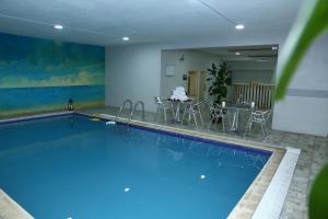 المسبح في   فندق جولدن بوجاري  - الخبر أو بالجوار