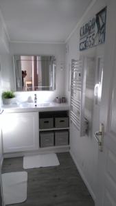 Ένα μπάνιο στο Chez Isabelle et Guy B&B
